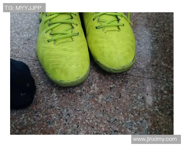 足球明星日常穿鞋揭秘 如何选择适合自己的运动鞋款与搭配技巧